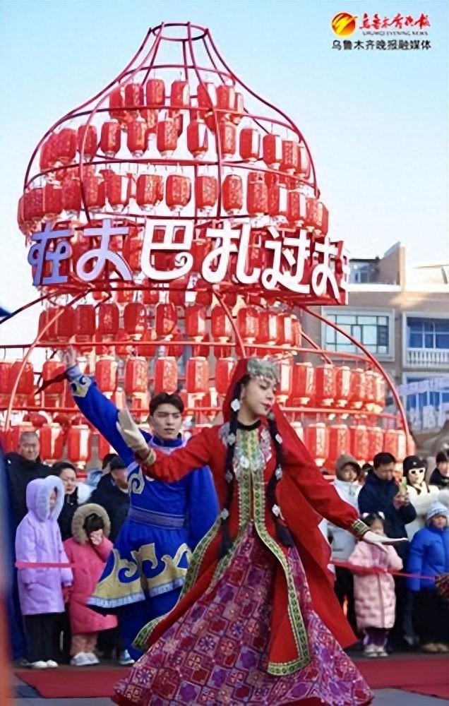 1月29日,在大巴扎步行街,演员在葫芦灯笼下表演舞蹈。记者迪丽娜尔·加力肯 实习记者雷婷摄