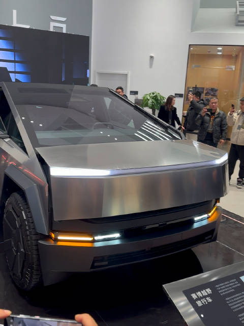 特斯拉皮卡cybertruck（赛博越野休旅车）灯光秀……