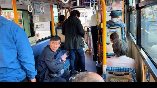 在日本坐公交车，司机居然这么对待乘客，简直不可思议！