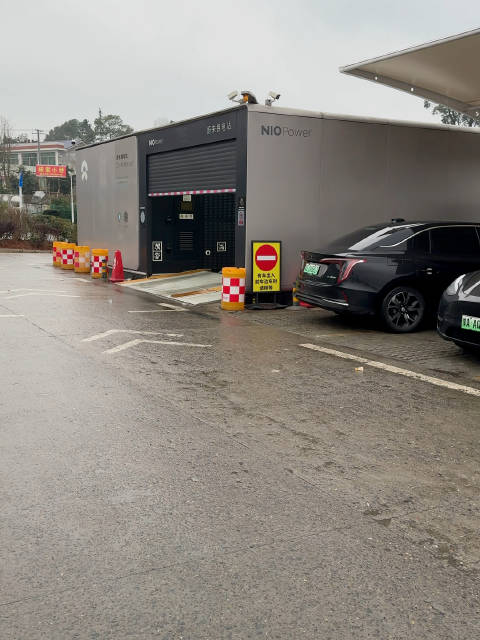 准备充电，发现充电桩都占了，一位蔚来汽车刚换完电，走了！