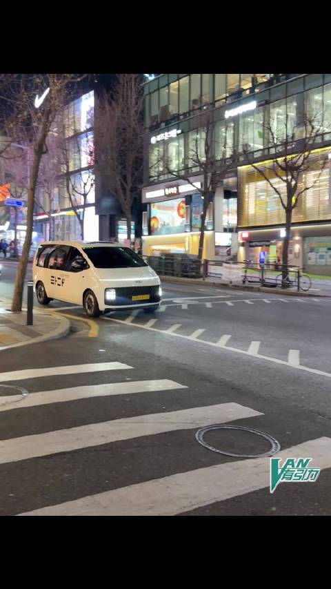 首尔街头抓拍理想MEGA韩国分GA——现代STARIA