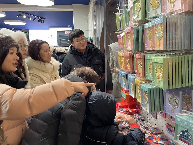 天坛公园文创店,游客讨论选购文创产品