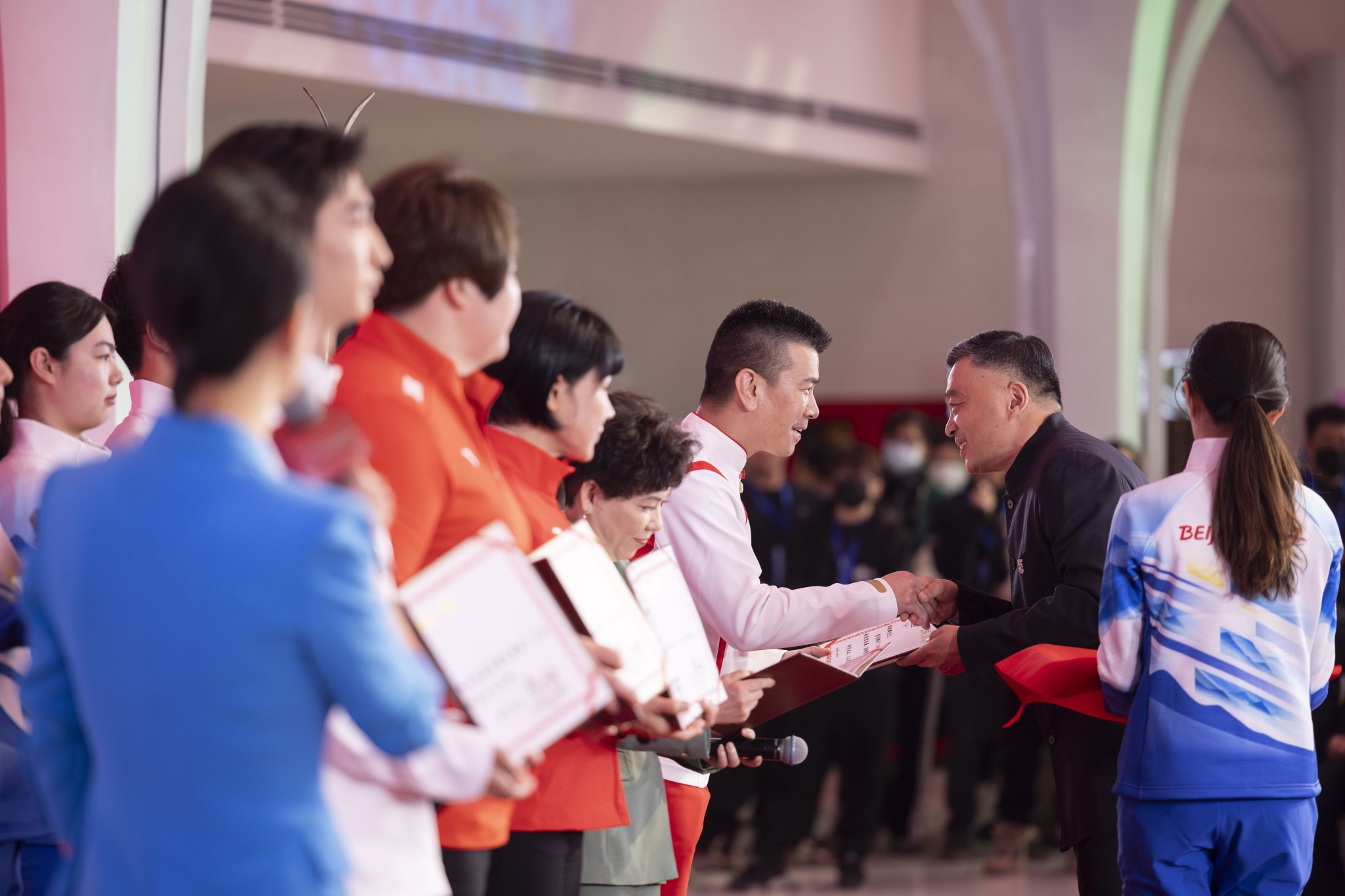北京奧運博物館代表向奧運冠軍頒發捐贈證書。  新京報記者 陶冉 攝