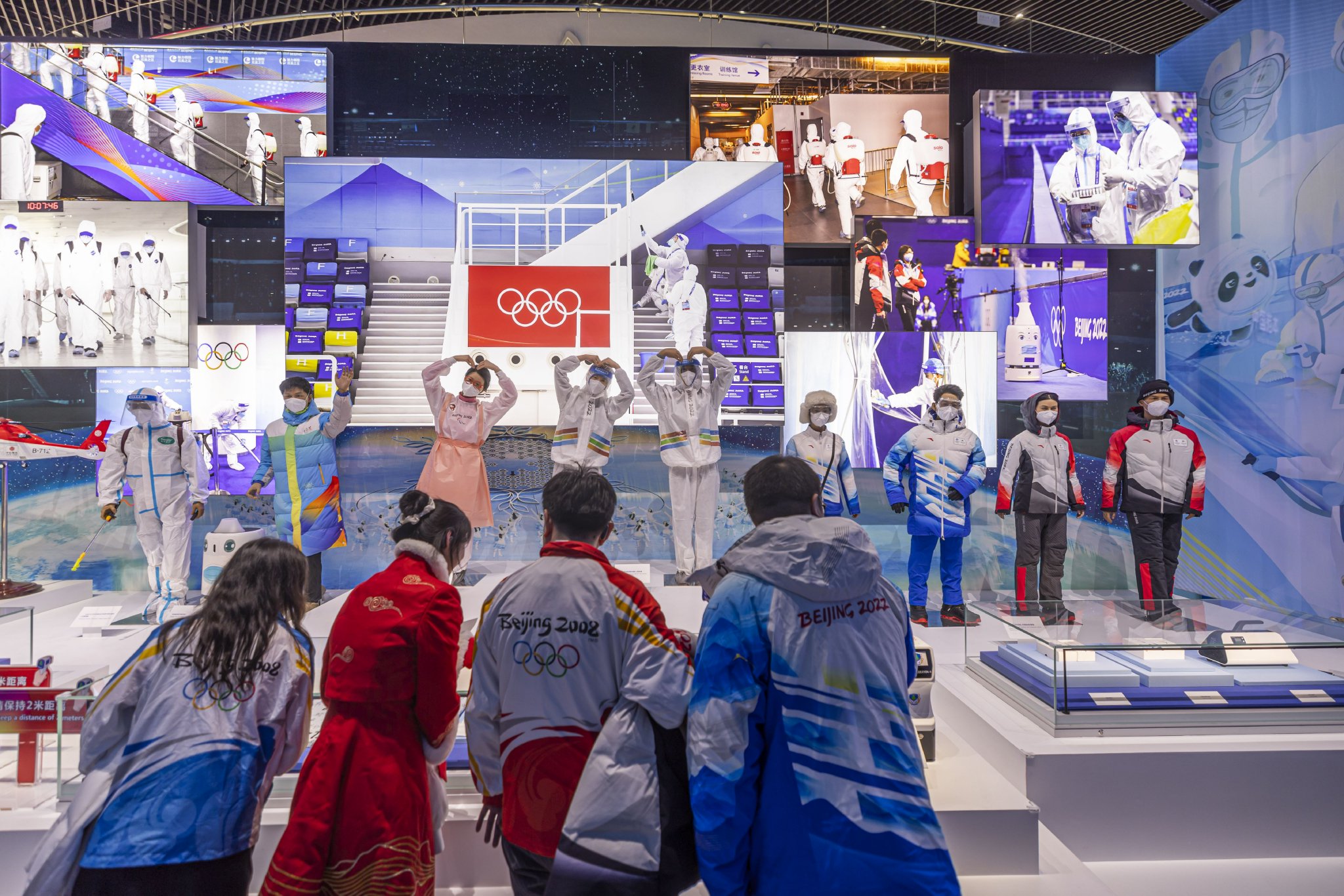 曾經參與2008年奧運會和2022年冬奧會的工作人員參觀博物館內的展品。  新京報記者 陶冉 攝