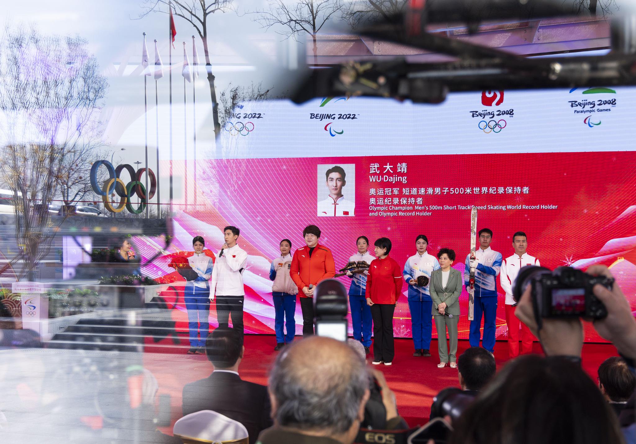 開館儀式上，冠軍運動員葉祖波、丹恩亞萍、佟文、武大靖、韓曉鵬向北京奧運博物館捐贈了個人藏品。  新京報記者 陶冉 攝