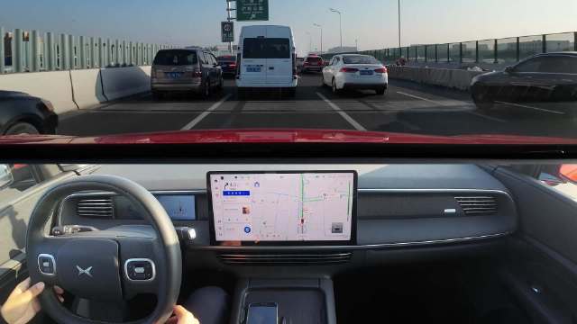 小鹏G6 NGP在高架上一段极其类人的操作：本想试图向右变道提升通……