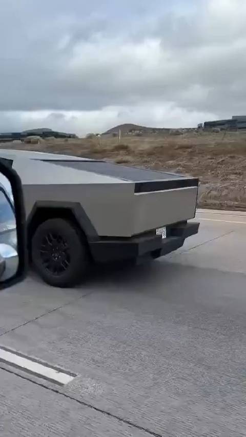 apple vision pro加上特斯拉 Cybertruck可谓是流量拉满