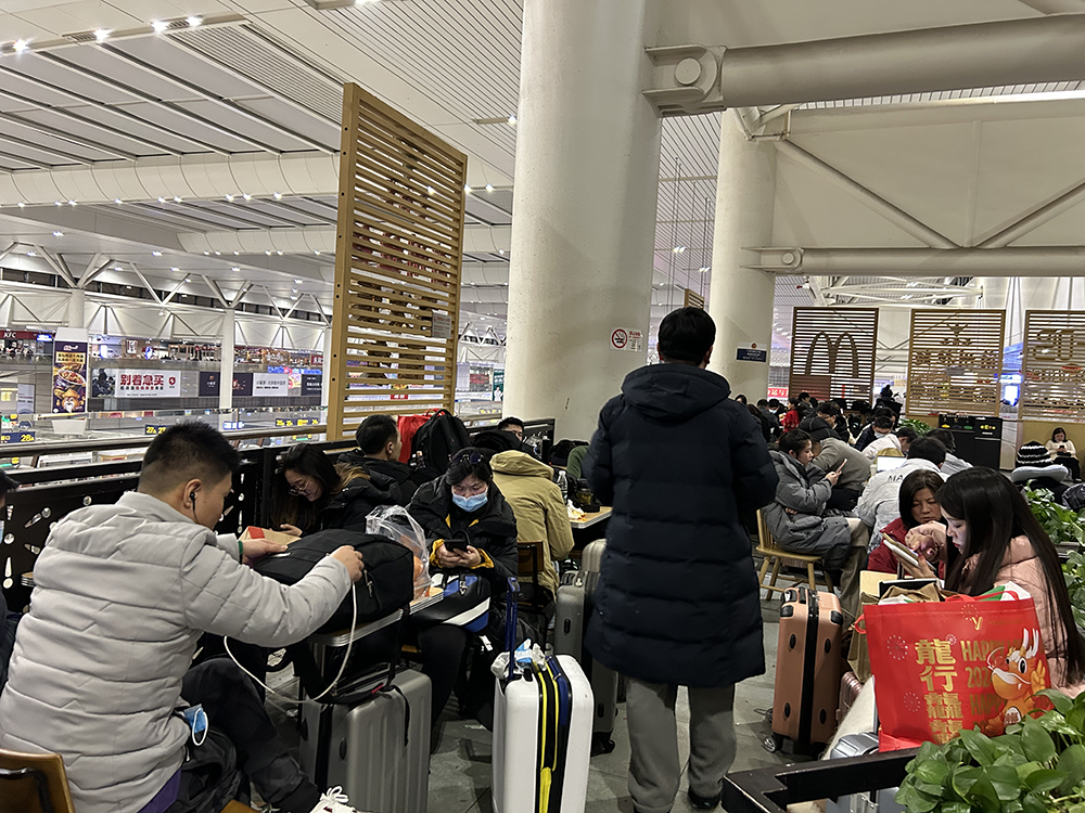 2月4日凌晨1时许,上海虹桥火车站候车大厅二层,部分商铺把门前的位置留给候车旅客。