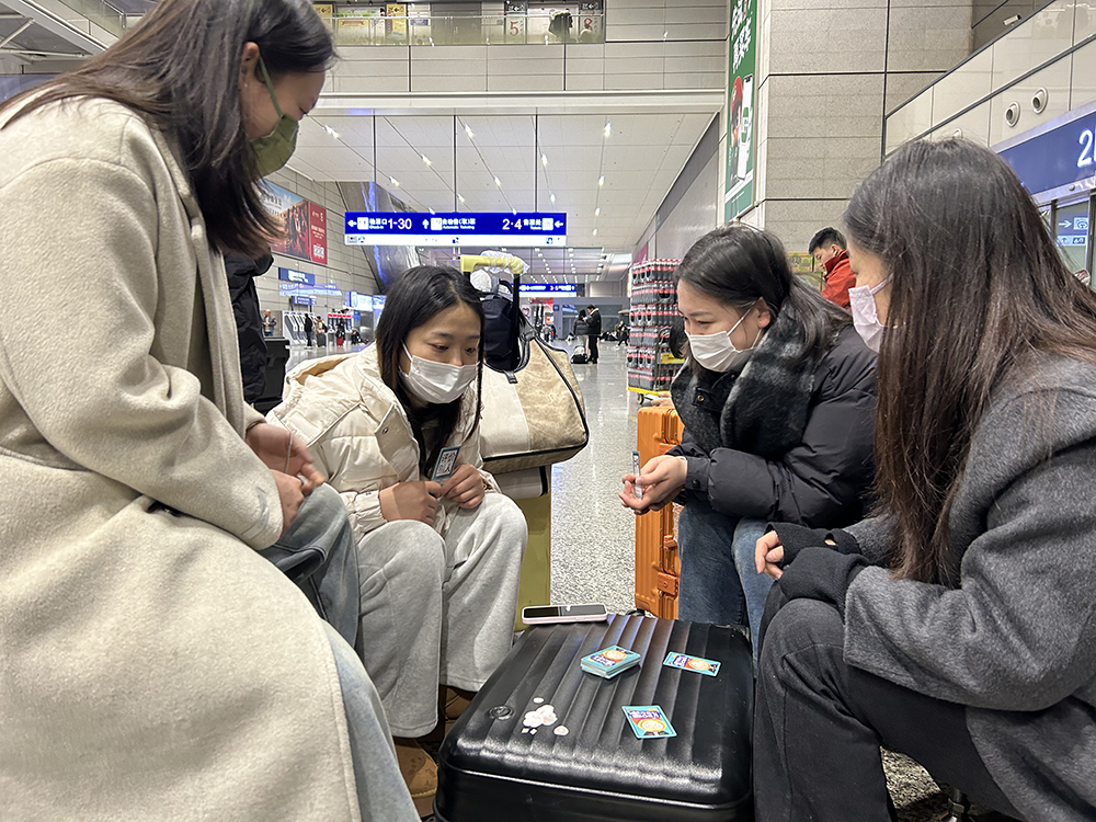 2月4日凌晨,上海虹桥火车站候车大厅,5名女孩围在一起打牌,她们在上海做销售工作,即将一起返回河南老家。