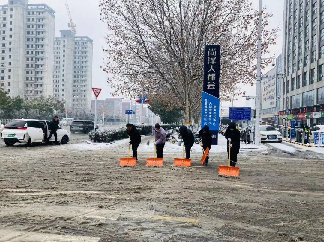 莲花社区清扫尚泽大都会积雪,全力保障辖区居民畅通出行。