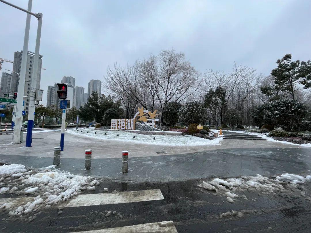 雨雪天气持续,合肥经开区南艳湖公园管理处及时清扫积雪,让雪中景观更亮眼。