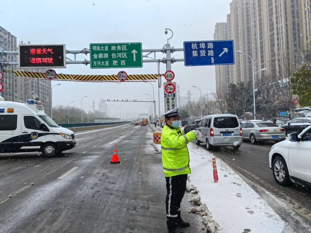 雨雪天气,交通拥堵,合肥交警经开大队在道路上引导车辆分流。