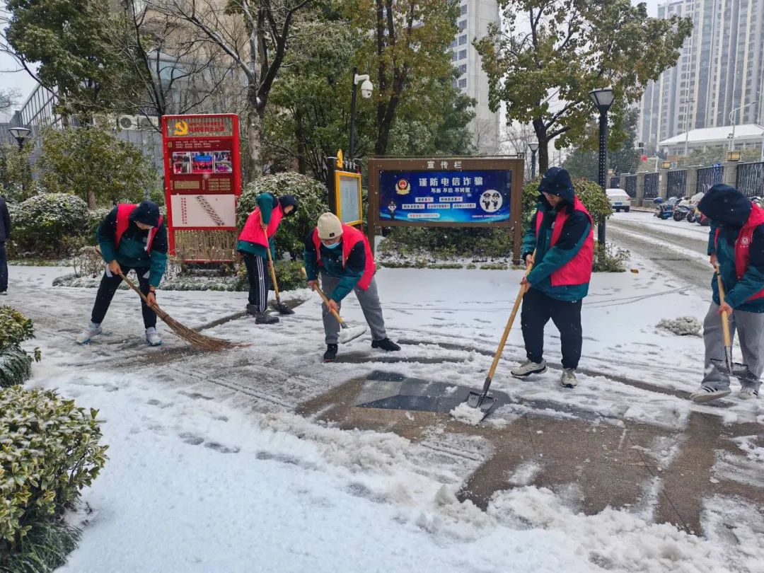 为保障居民正常出行,海恒社区迅速启动应急预案,清扫积雪。