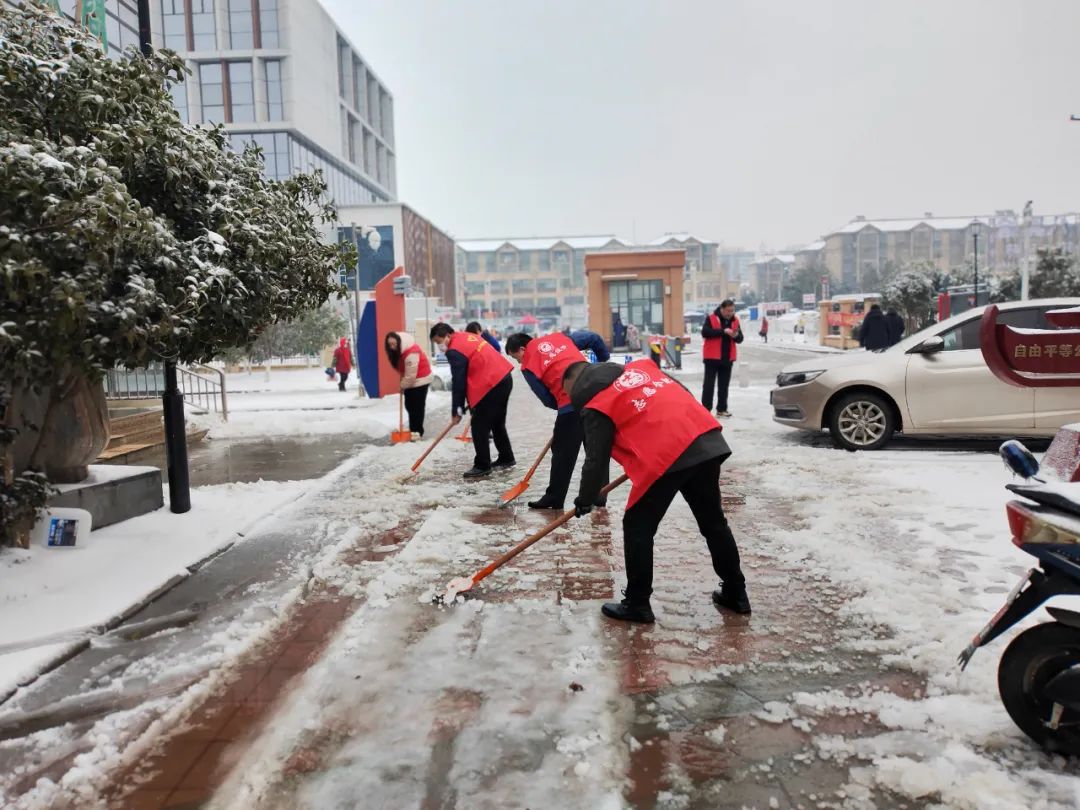 高刘街道志愿者对部分积雪区域进行清扫,保障市民出行安全。