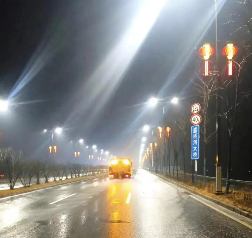 合肥市公路管理服务中心庐江分中心先后对G330线罗埠河大桥 、盛桥河大桥等13座长大桥梁撒布融雪剂,防止桥面结冰。
