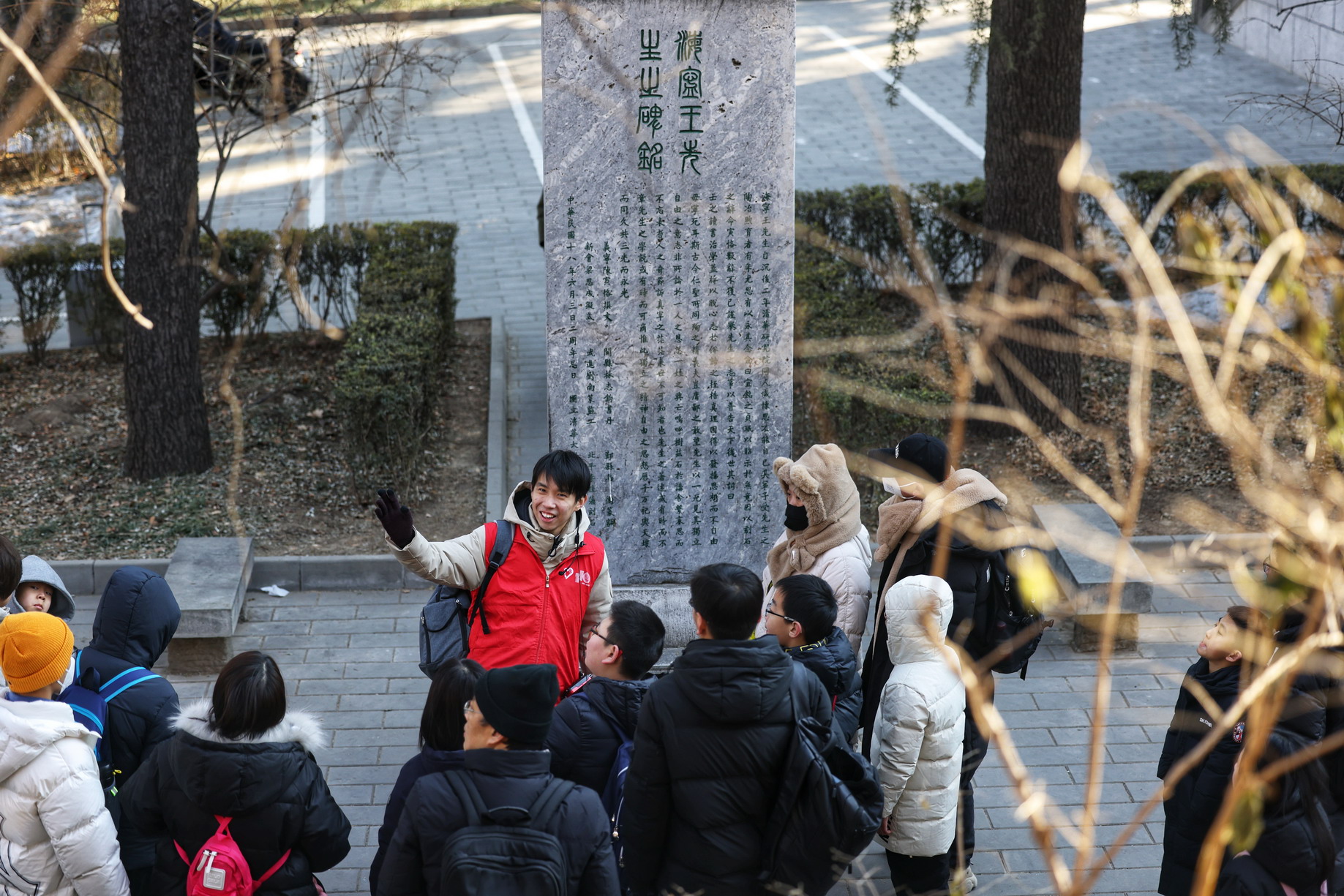 祁一凡在講解王國維先生紀念碑。新京報記者 李木易 攝