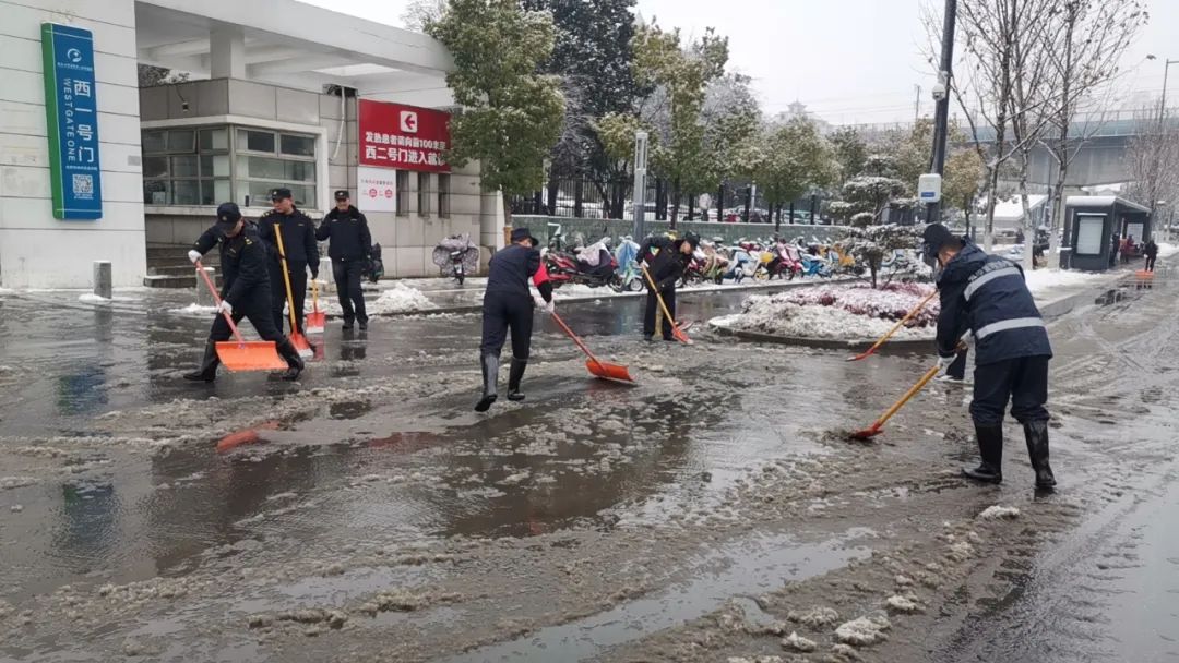 合肥经开区应急和城市管理局工作人员清理主要交通路口积雪。