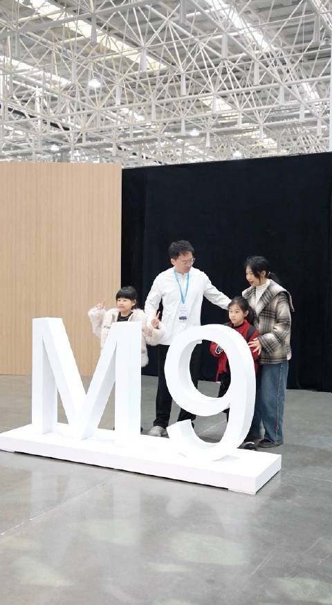 赛力斯问界M9将陪伴您开启一段又一段精彩旅程