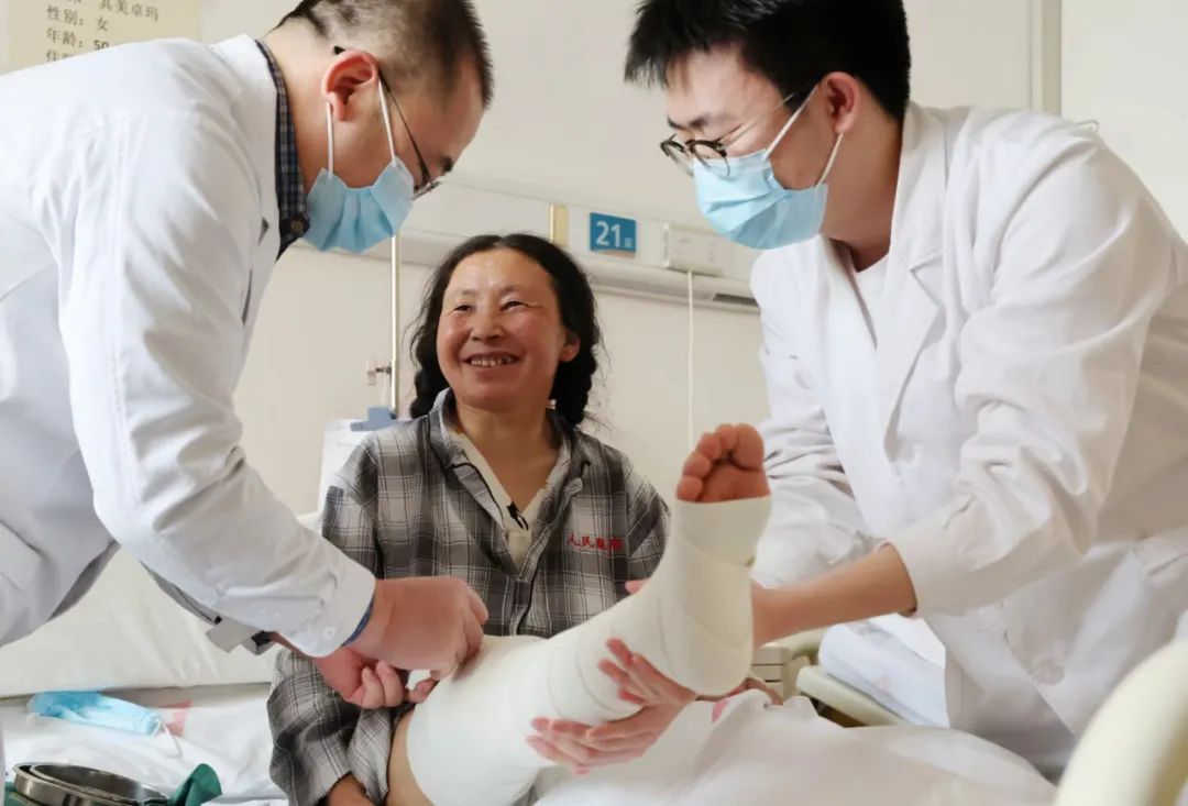 图为医生检查患者术后恢复情况。