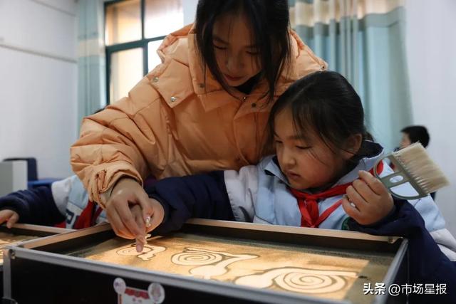 (亳州市第三小学沙画课)