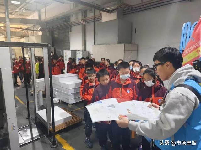 (组图:安徽新华印刷股份有限公司印刷园区变身研学基地。图片由合肥市庐阳区青少年校外活动中心提供)