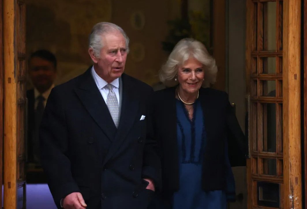 當地時間2024年1月29日，英國倫敦，英國國王查爾斯三世在接受前列腺增生手術後出院。旁邊是他的妻子卡米拉。圖/IC photo