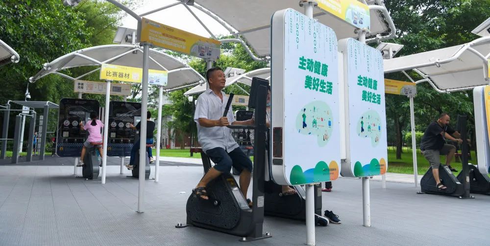2022年8月8日,在深圳莲花山公园的室外智能健身房,市民群众进行健身运动(梁旭/摄)