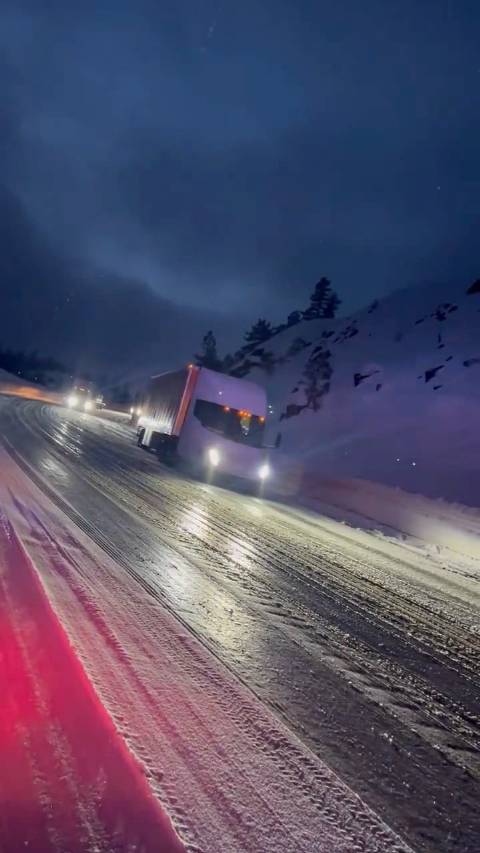 说这特斯拉的 Semi 是目前最美纯电卡车，应该没有什么异议吧