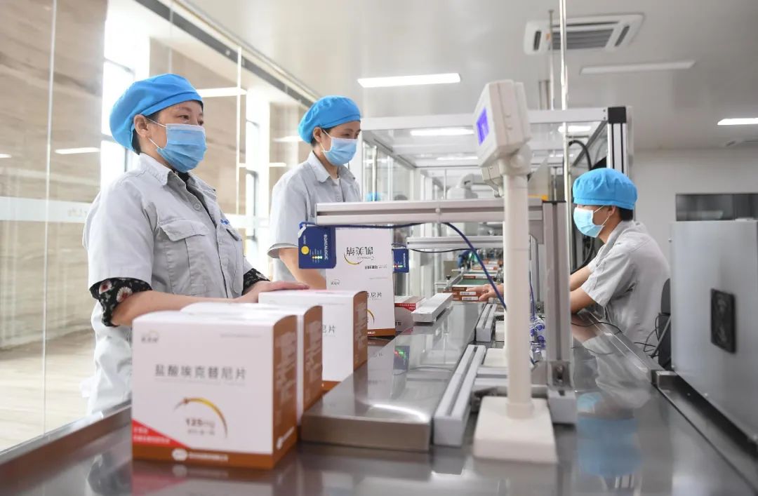 贝达药业工作人员在生产车间包装药品。受访者供图