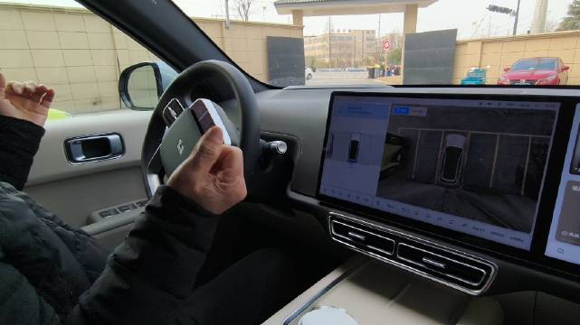 我老爸对我开回家的理想L7产生了非常浓厚的好奇心