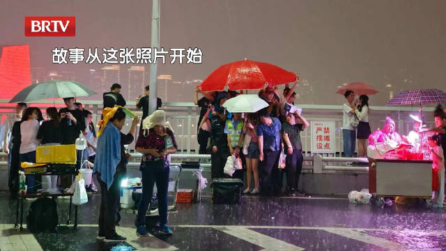 还记得那张感动了全国人民的躲雨图吗？