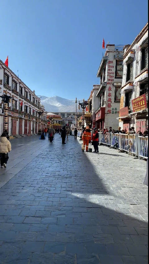 藏历新年时的八廓街，当地人排长队去大昭寺……