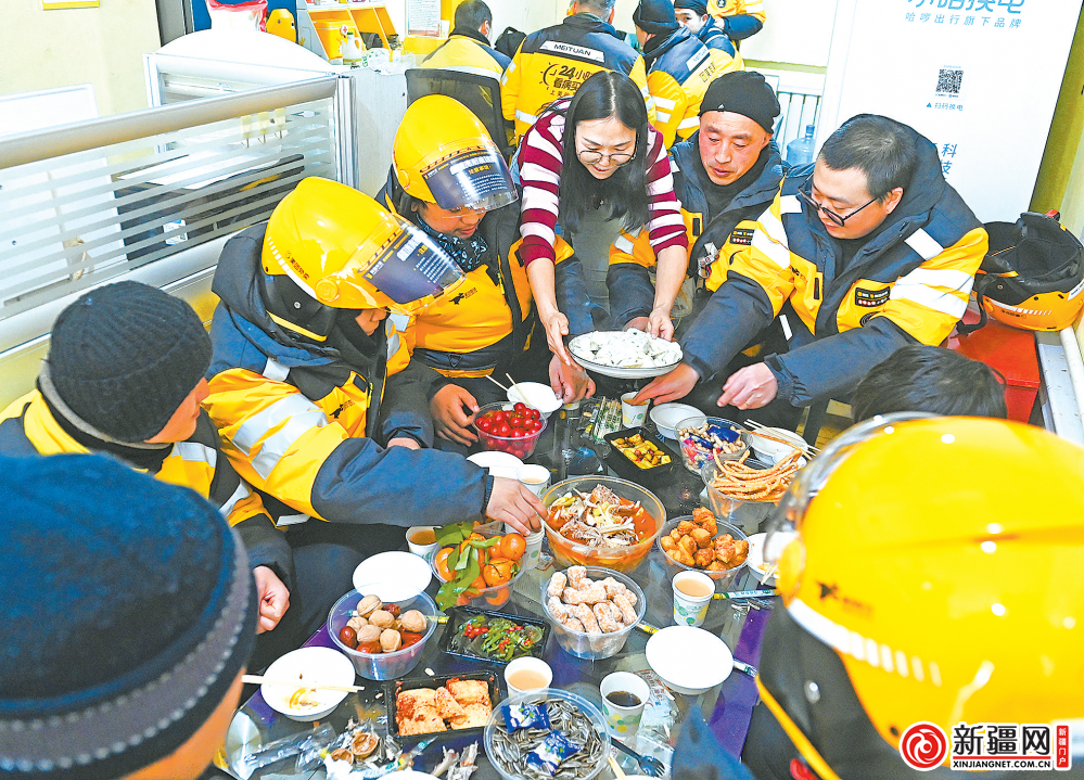 2月9日，在美团外卖日月星光站点，春节值守的外卖小哥边吃爱心年夜饭，边聊城市暖心事。（全媒体记者陈岩摄）
