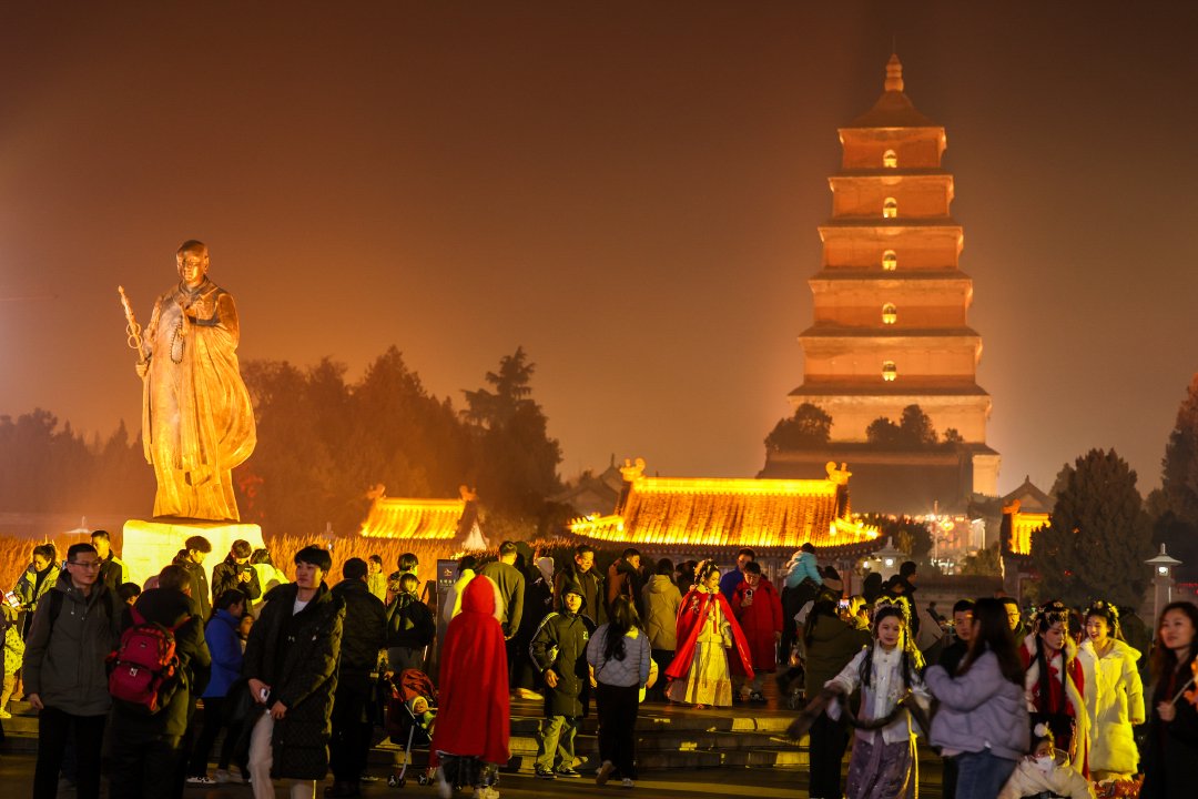 2024年2月9日,陕西西安,除夕夜晚10点,西安大雁塔、大唐不夜城依然人山人海。IC 图