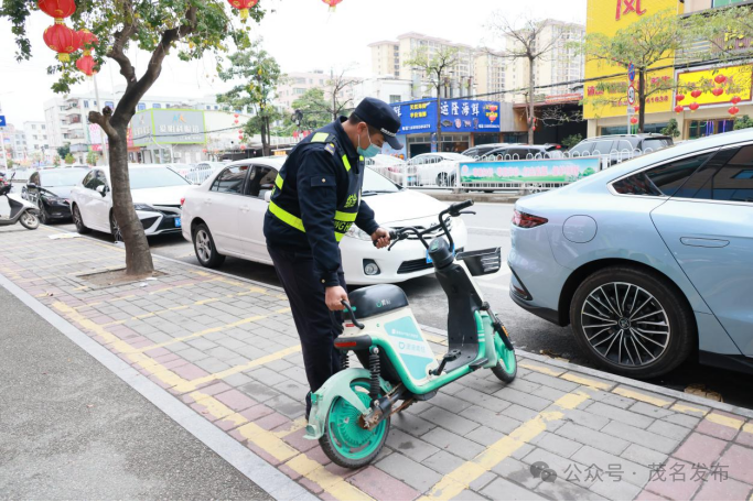 城管执法人员坚守一线，维持好整洁的市容市貌。