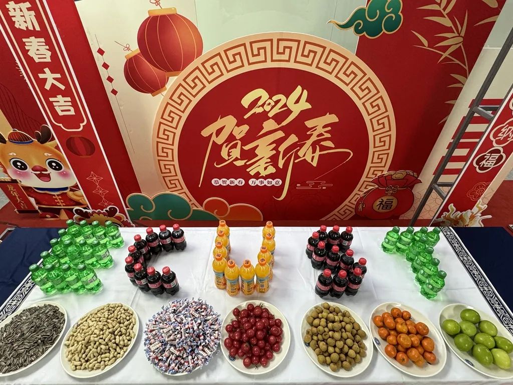 华东理工大学年夜饭小食区,拼出学校缩写。
