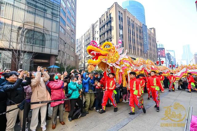 大年初一,南京路步行街上的舞龙舞狮表演吸引了许多市民游客驻足观看。本文图片均为上海市黄浦区供图