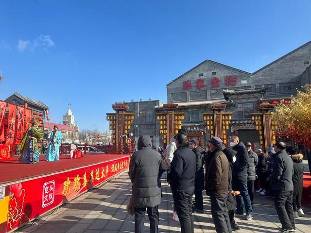 2月10日，大家在包头金街观看非遗演出。中青报·中青网记者 石佳/摄