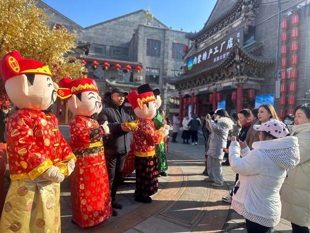 2月10日，大家纷纷和“福禄寿喜财”人偶拍照。中青报·中青网记者 石佳/摄