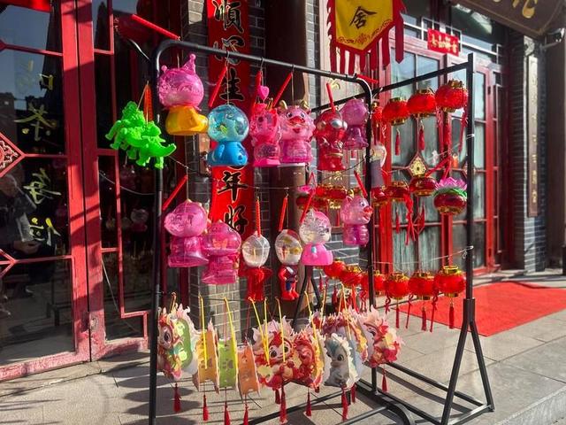 2月10日，包头金街一店铺门口的龙年花灯。中青报·中青网记者 石佳/摄