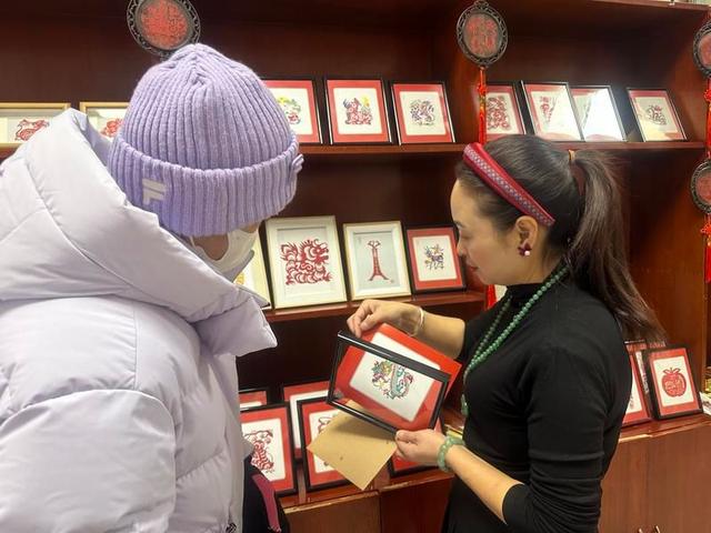 2月10日，包头市民购买龙年剪纸。中青报·中青网记者 石佳/摄
