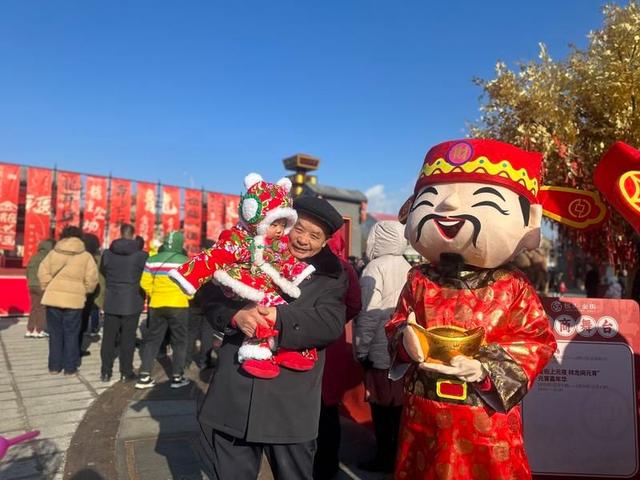 2月10日，萌娃穿着新年花袄逛包头金街。中青报·中青网记者 石佳/摄