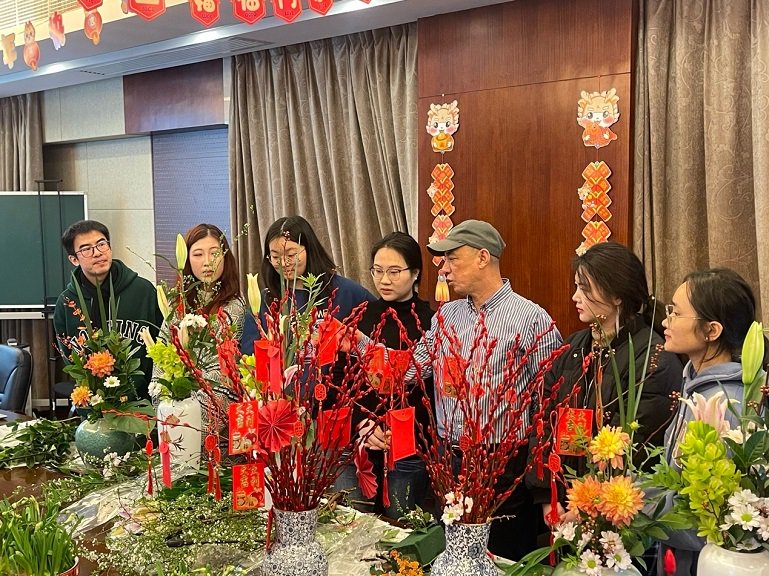 上海大学中外学子同插年花共迎新年