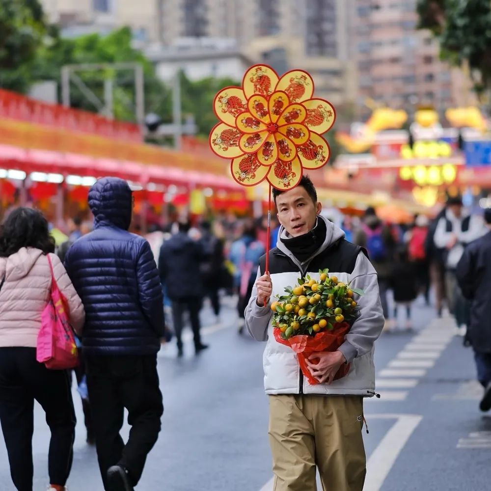 荔湾区传统迎春花市,花街喜气洋洋,街坊们个个笑容灿烂