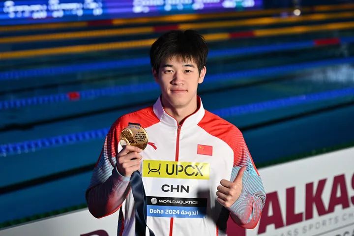 2月11日，中国队选手潘展乐在颁奖仪式后展示金牌。新华社记者 薛宇舸 摄