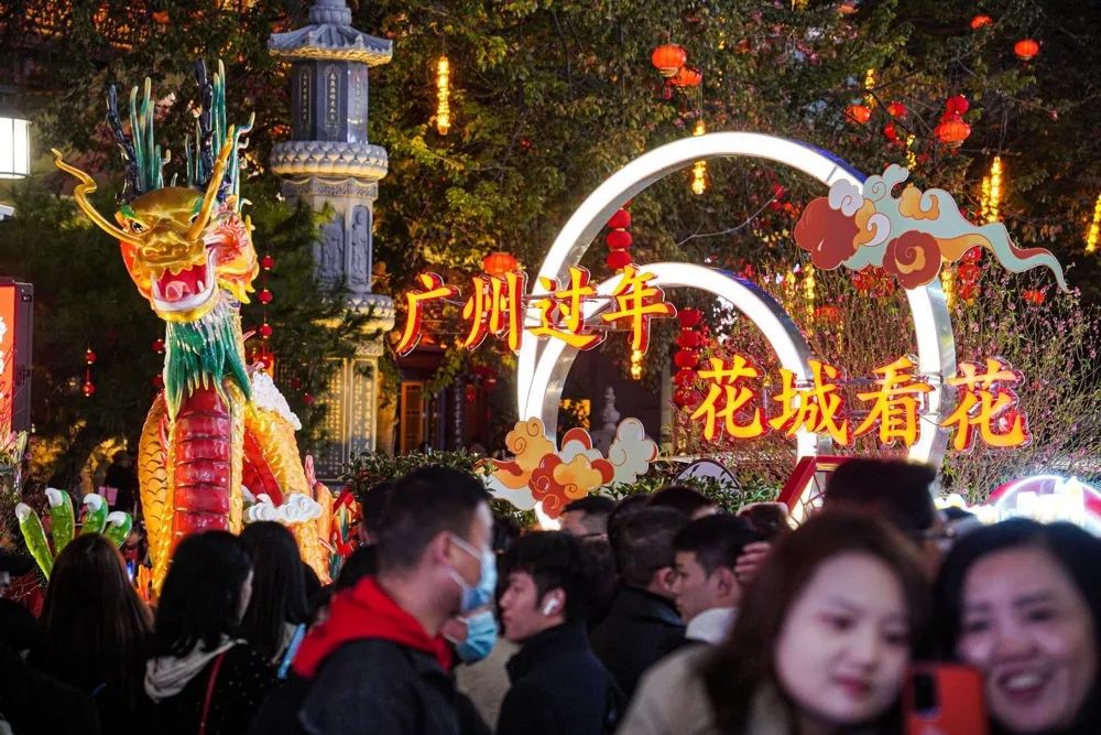 除夕夜,越秀西湖花市,市民“行花街”热情高涨