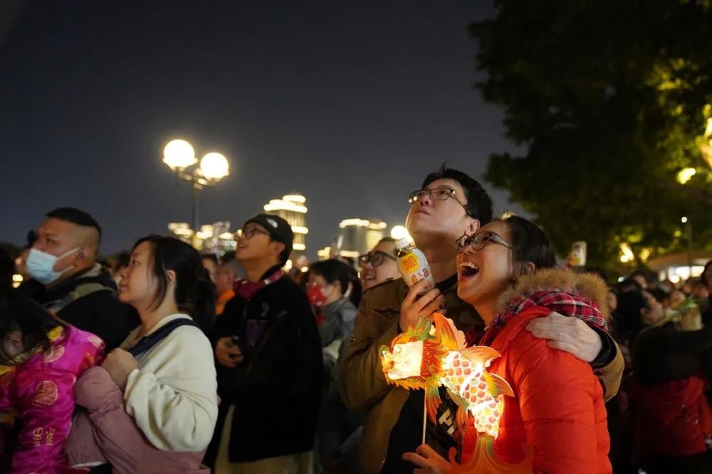 滨江西路观赏区,市民被绽放的烟花所震撼