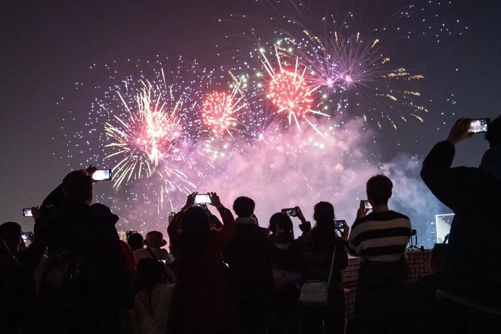 绚丽的烟花照亮白鹅潭的上空