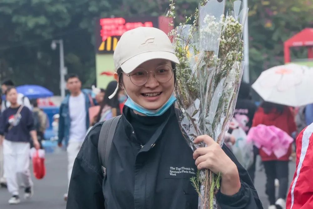 天河迎春花市,市民“行花街”遇到了小雨,但并没有影响到市民和游客的参与热情