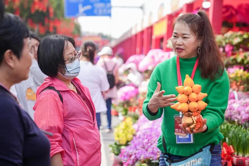 白云花市,花市档主热情地推销盆花